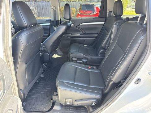 Used 2017 Toyota Highlander XLE image 11