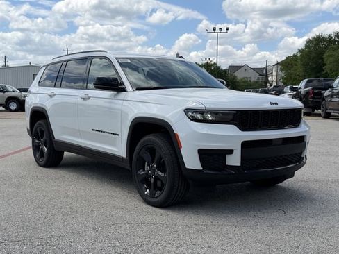 New 2025 Jeep Grand Cherokee L Altitude RWD image 2