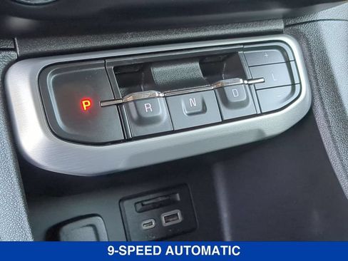 Used 2023 GMC Acadia SLT AWD/4WD image 13