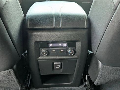 Used 2023 Chevrolet Traverse LT image 17