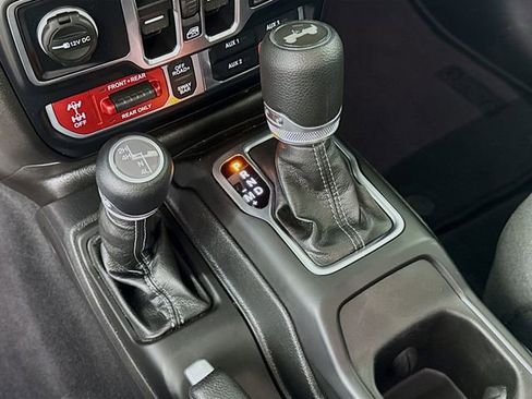 Used 2025 Jeep Wrangler Unlimited Rubicon AWD/4WD image 19
