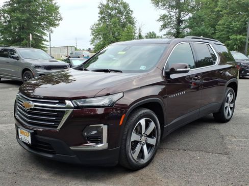 Certified 2023 Chevrolet Traverse LT w/ LT Premium Package AWD/4WD image 3