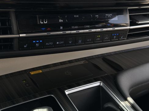 Used 2024 Toyota Sienna Platinum FWD image 20