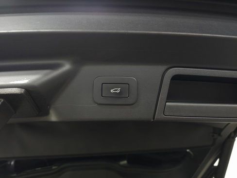 Used 2023 Land Rover Range Rover Velar R-Dynamic S image 7