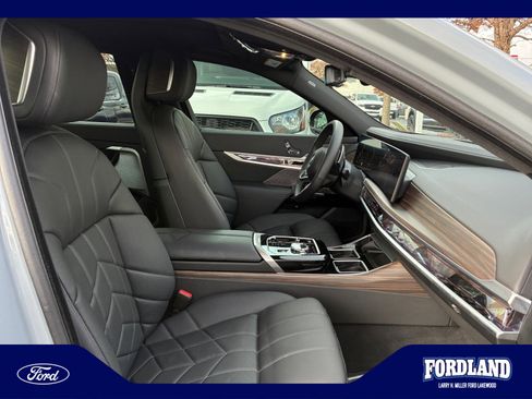 Used 2025 BMW 760i xDrive w/ Premium Package AWD/4WD image 19