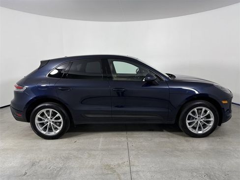 Certified 2022 Porsche Macan image 8