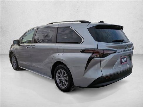 Used 2024 Toyota Sienna XLE image 8