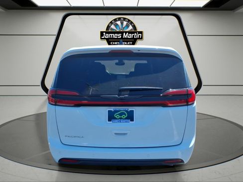 Used 2025 Chrysler Pacifica Select FWD image 5