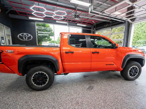 Certified 2024 Toyota Tacoma TRD Off-Road AWD/4WD image 5