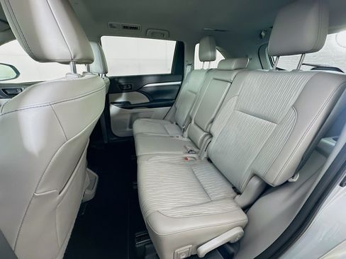 Used 2019 Toyota Highlander Plus AWD/4WD image 27