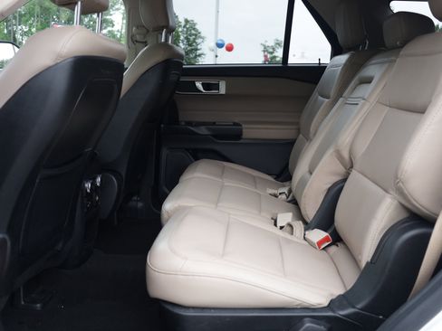 Used 2020 Ford Explorer XLT w/ Equipment Group 202A AWD/4WD image 29