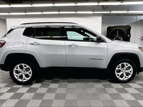 Used 2024 Jeep Compass Latitude AWD/4WD image 15