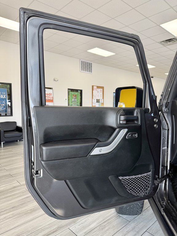 Used 2017 Jeep Wrangler Unlimited Rubicon w/ Connectivity Group AWD/4WD image 14