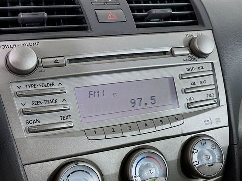 Used 2011 Toyota Camry LE image 21