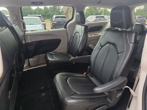 Used 2024 Chrysler Pacifica Touring-L FWD image 23