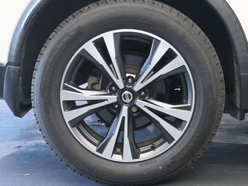 Used 2017 Nissan Rogue SL w/ SL Premium Package image 9