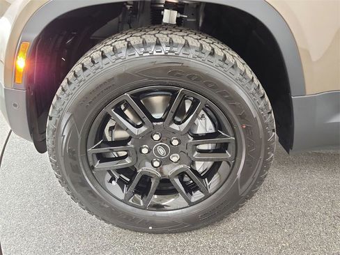 Used 2025 Land Rover Defender 110 S image 32