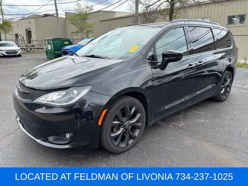 Used 2018 Chrysler Pacifica Touring-L w/ Premium Audio Group FWD image 1