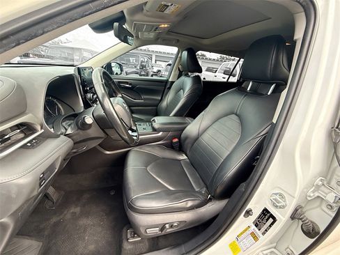 Used 2021 Toyota Highlander XLE image 22
