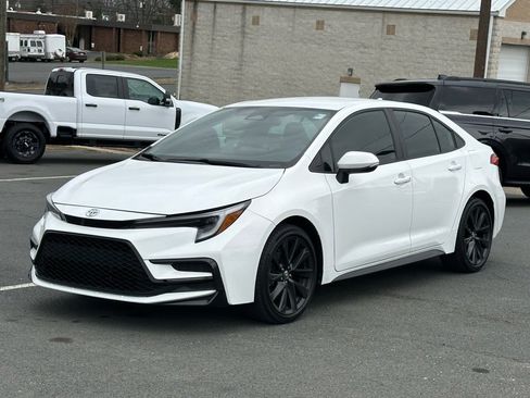 Used 2024 Toyota Corolla SE image 2