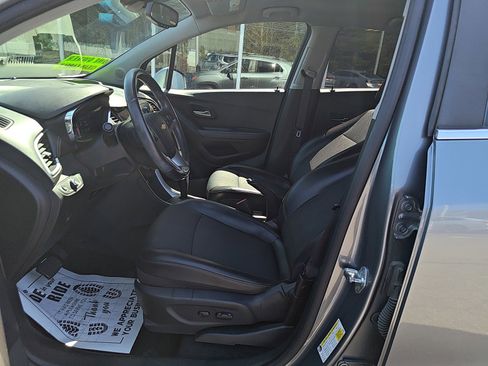 Used 2019 Chevrolet Trax LT w/ LT Convenience Package image 9