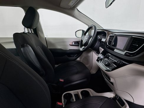 Used 2020 Chrysler Voyager L FWD image 27