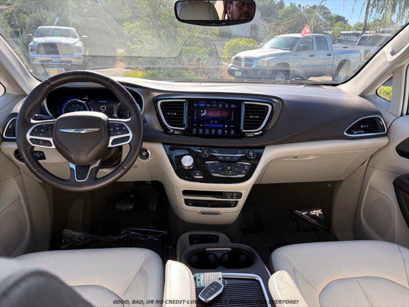 Used 2017 Chrysler Pacifica Touring-L Plus FWD image 9
