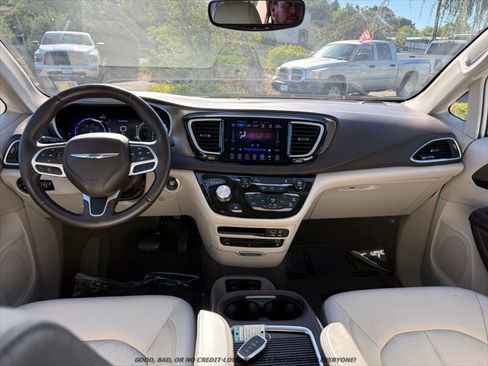 Used 2017 Chrysler Pacifica Touring-L Plus FWD image 9