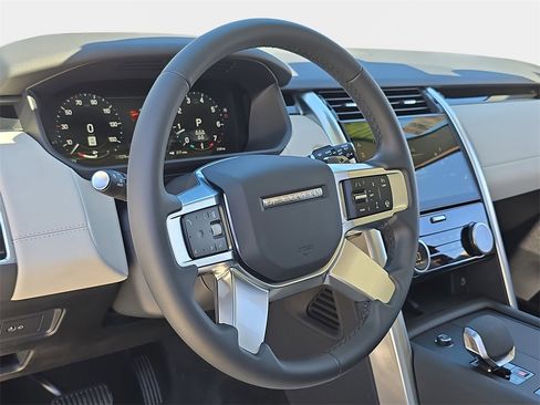 Certified 2025 Land Rover Discovery S image 18