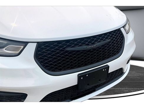 Certified 2025 Chrysler Pacifica Limited FWD image 55