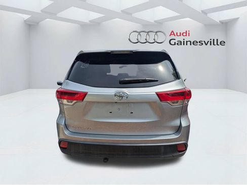 Used 2017 Toyota Highlander LE FWD image 5