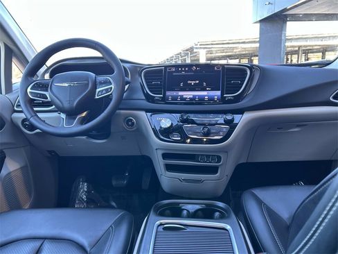Used 2024 Chrysler Pacifica Touring-L image 17