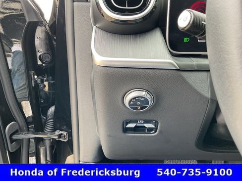 Used 2025 Mercedes-Benz GLC 300 4MATIC image 42