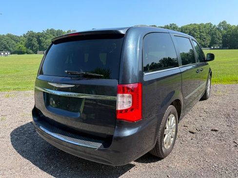 Used 2013 Chrysler Town & Country Touring FWD image 4