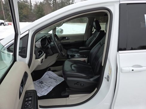 Used 2022 Chrysler Pacifica Touring-L image 18