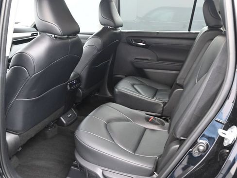 Used 2025 Toyota Highlander XLE AWD/4WD image 17