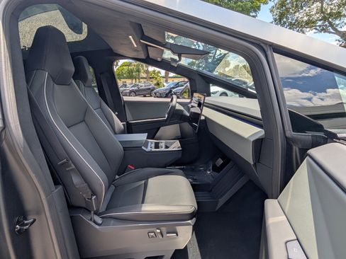 Used 2025 Tesla Cybertruck AWD Crew Cab image 18