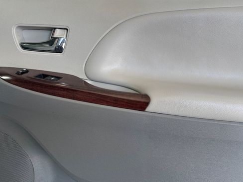 Used 2013 Toyota Sienna XLE FWD image 23