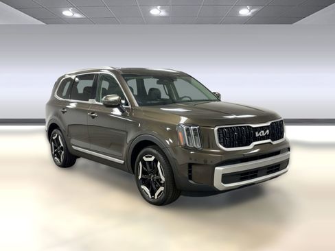 Used 2024 Kia Telluride EX w/ EX Captain's Chair Package image 6