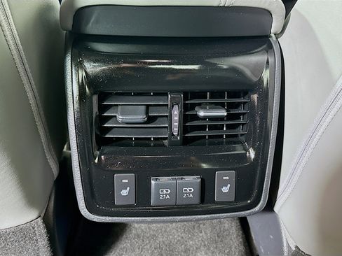 Used 2019 Toyota Avalon Limited image 25