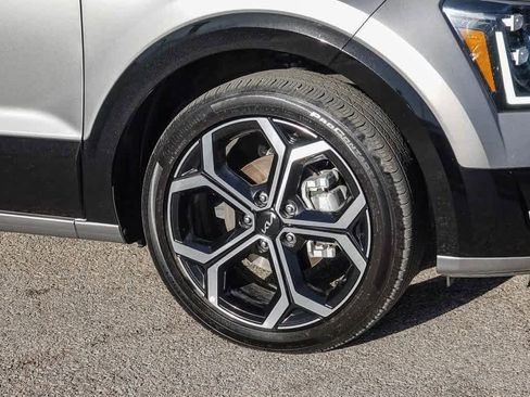 Used 2023 Kia Niro SX Touring image 9