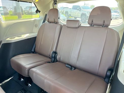 Used 2020 Toyota Sienna Limited Premium w/ Carpet Mat Package FWD image 12