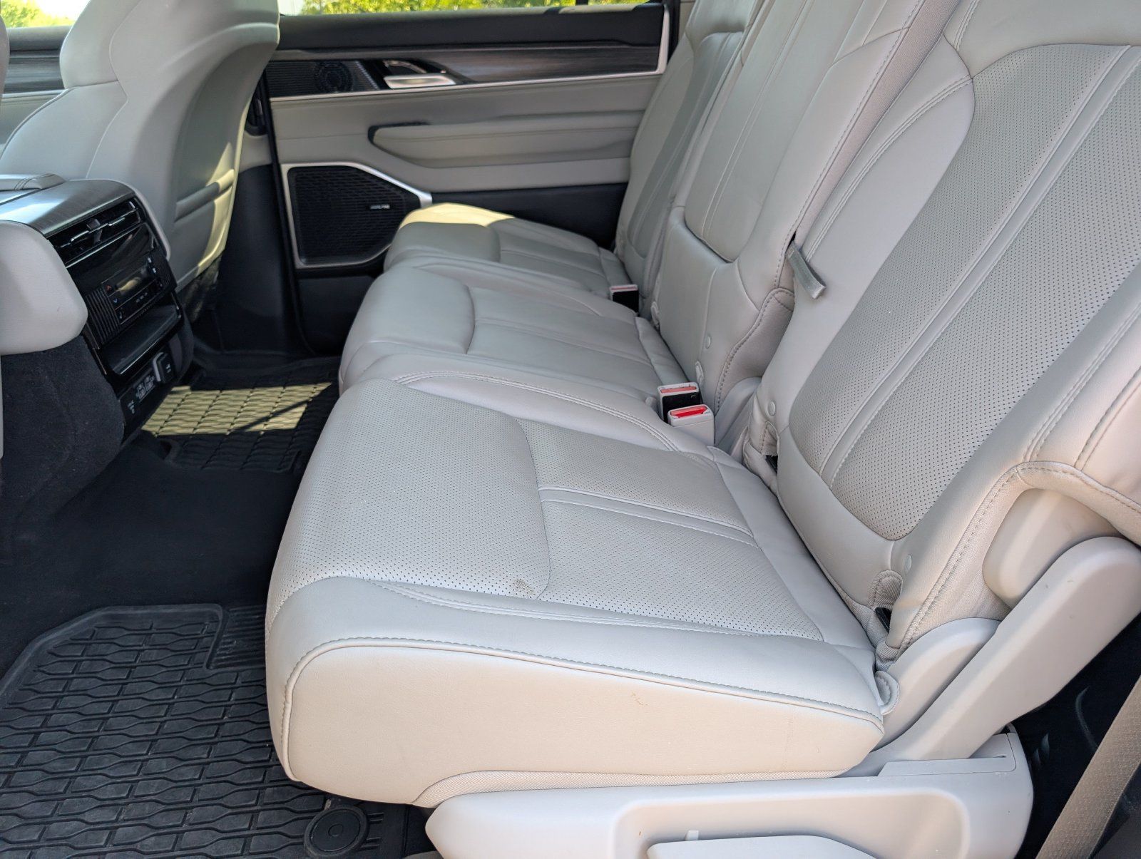 Used 2024 Jeep Wagoneer L Series II w/ Flexible Seating Group RWD image 7