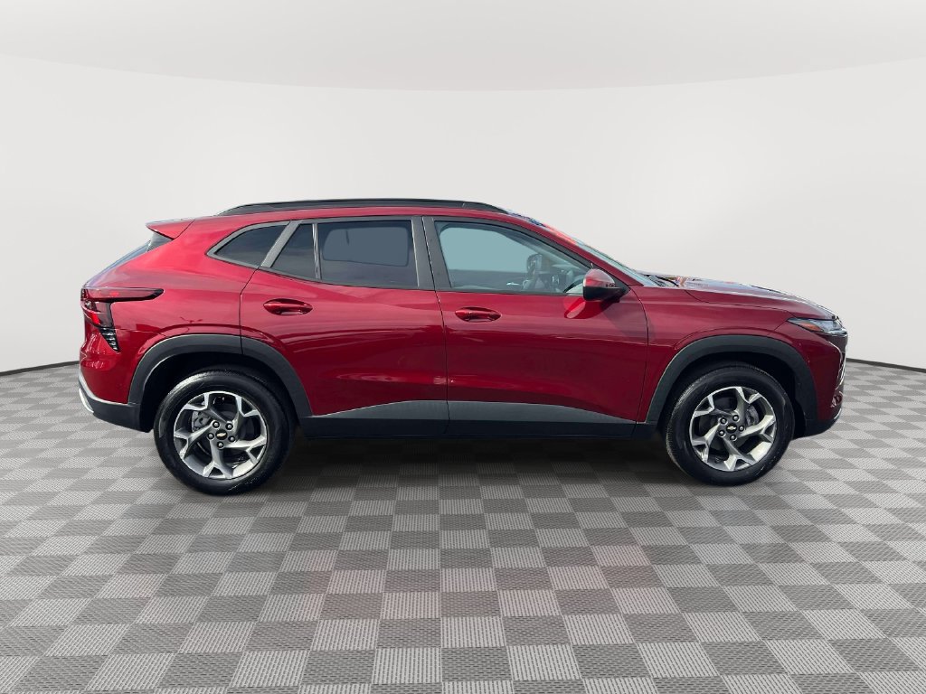 Used 2024 Chevrolet Trax LT w/ Sunroof Package FWD image 4