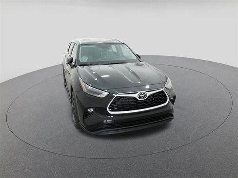 New 2026 Toyota Highlander XLE image 14