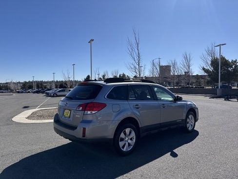 Used 2011 Subaru Outback 2.5i Limited image 3