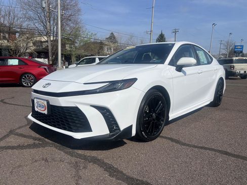 Used 2025 Toyota Camry SE FWD image 3
