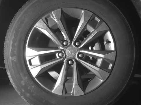 Used 2025 Chevrolet Equinox LT FWD image 13