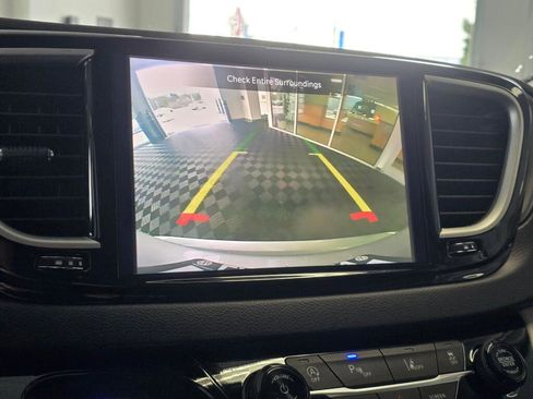 Used 2024 Chrysler Pacifica Touring-L image 30