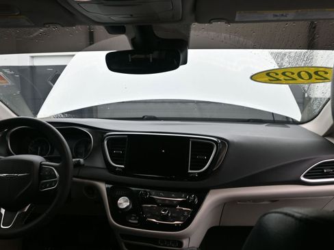 Used 2022 Chrysler Pacifica Touring-L image 12